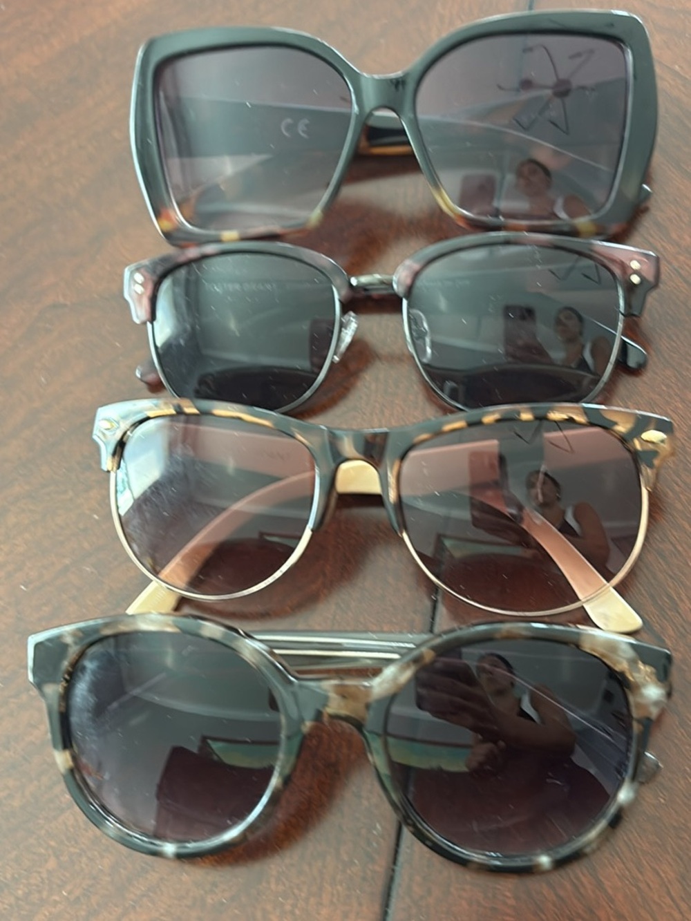 Set of 4 pairs of women sunglasses